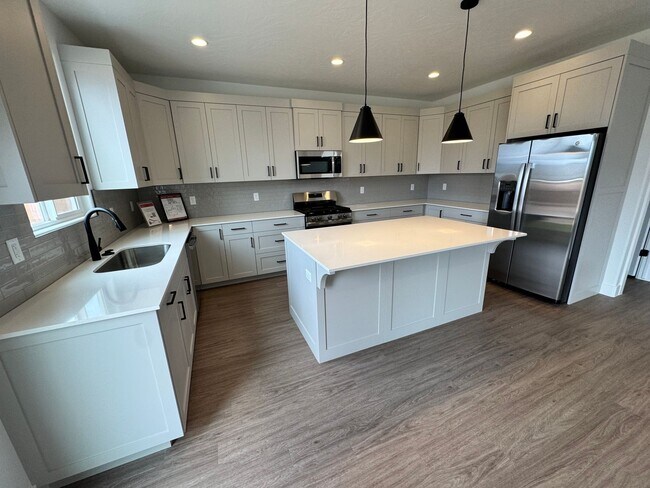 Building Photo - Brand new S&S Home