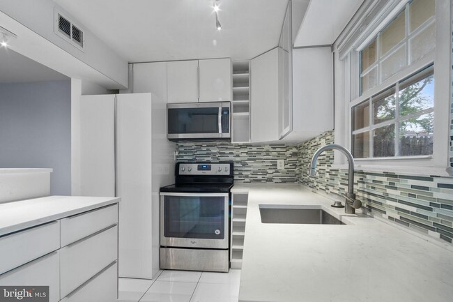 Building Photo - Beautifully Renovated 2-Level Townhome in the Heart of Falls Church City
