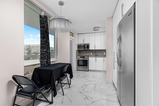 Building Photo - 2400 NE 9th St