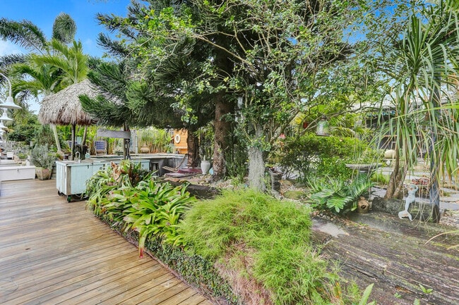 Building Photo - 1613 SW 5th Ct