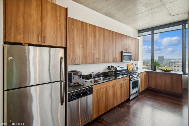 Building Photo - 235 W Van Buren St