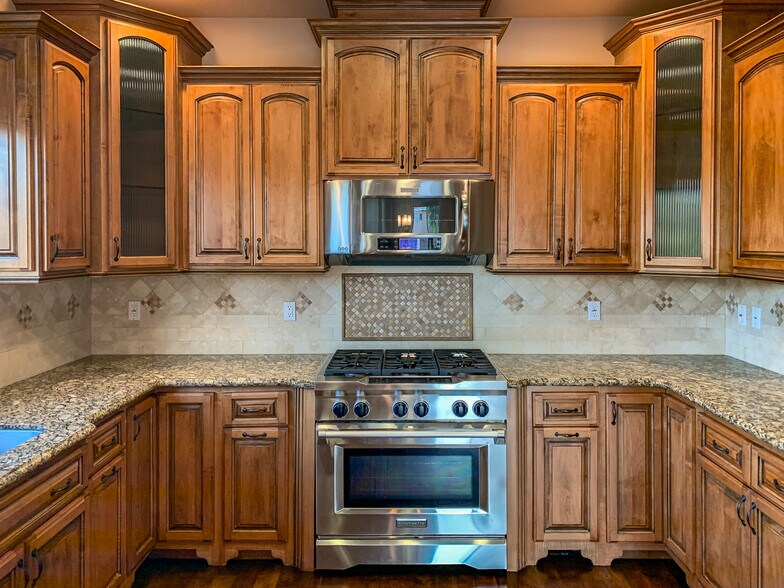 Building Photo - 2220 Vanderbilt Ln