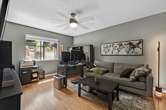 Building Photo - Large, Remodeled 3Bed/2.5Ba Townhome in Ha...