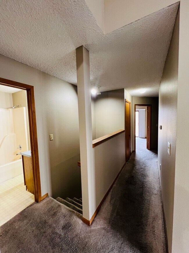 Building Photo - 4 Bedroom 2 Bath Duplex in Iowa City