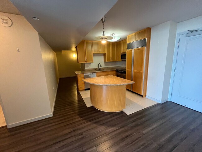Building Photo - Moana Pacific (Honolulu/Ala Moana) 2 bedroom + den with central AC and 2 covered parking