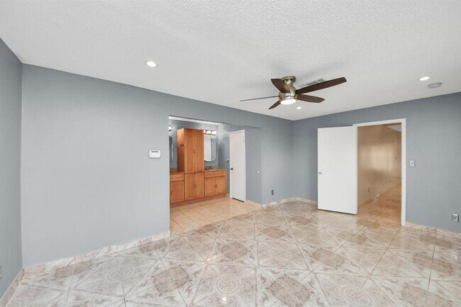Building Photo - 2029 Highland Hills Dr