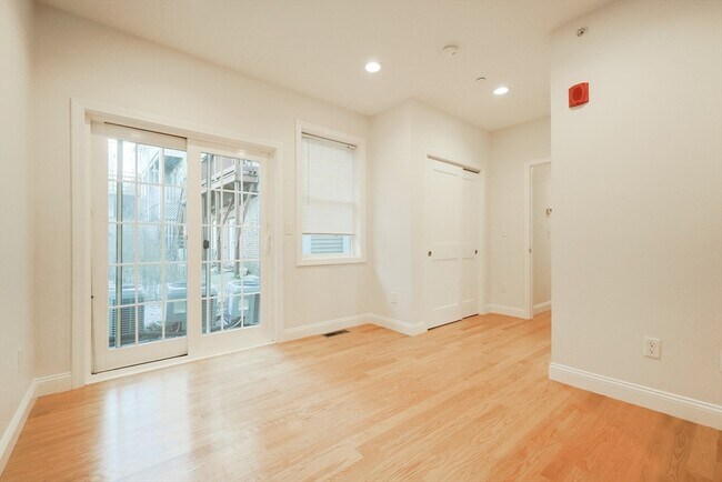 Building Photo - 375 Dorchester St