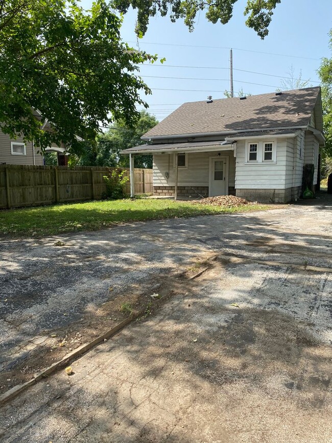 Building Photo - Three Bedroom House in Alton