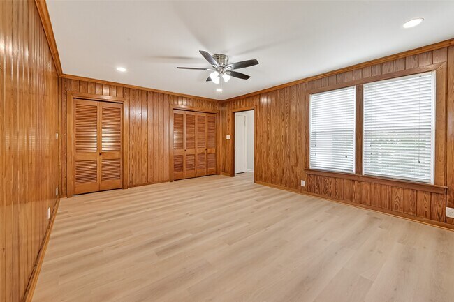 Building Photo - 729 Loggins Dr