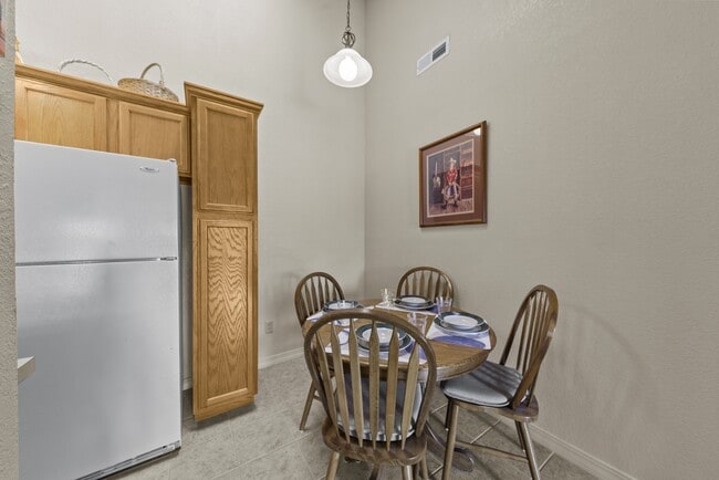 Building Photo - 101 Racquet Dr
