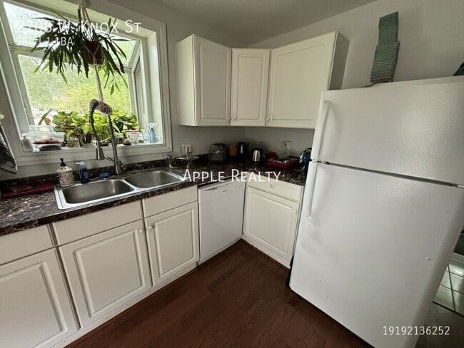 Building Photo - 2208 W Knox St