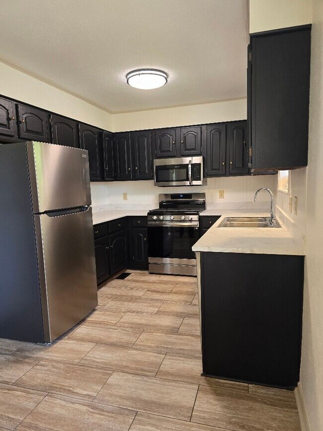 Building Photo - Newly Renovated 3/2/2 with Cul-de-Sac Location