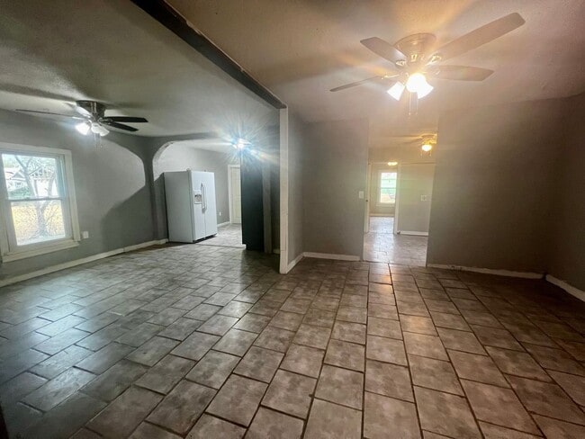 Building Photo - 3 Bedroom in Slaton