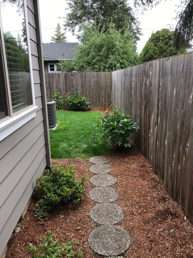 Building Photo - 4bed/3ba Old Portland style Home Nestled i...