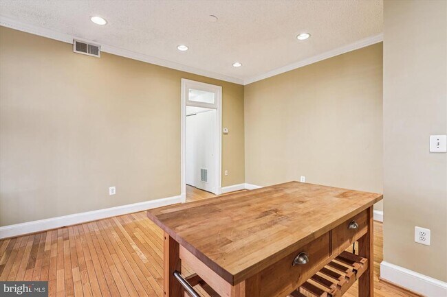 Building Photo - 1401 Columbia Rd NW