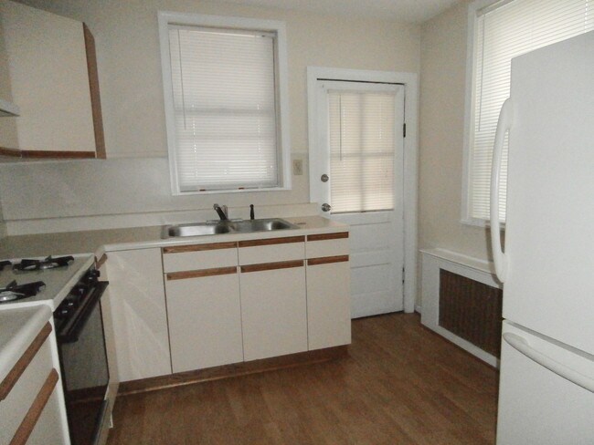 Building Photo - 2628 E Somerset St