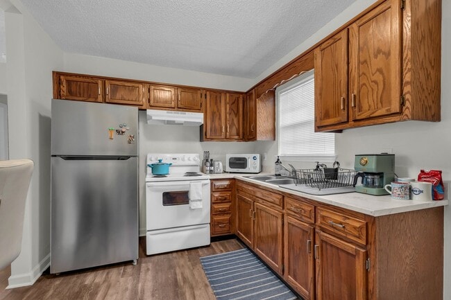 Building Photo - 306-306 Glenwood Cir