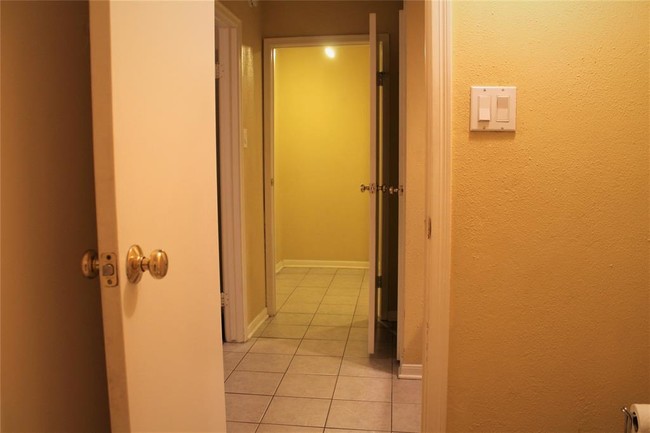 Building Photo - 11201 Lynbrook Dr