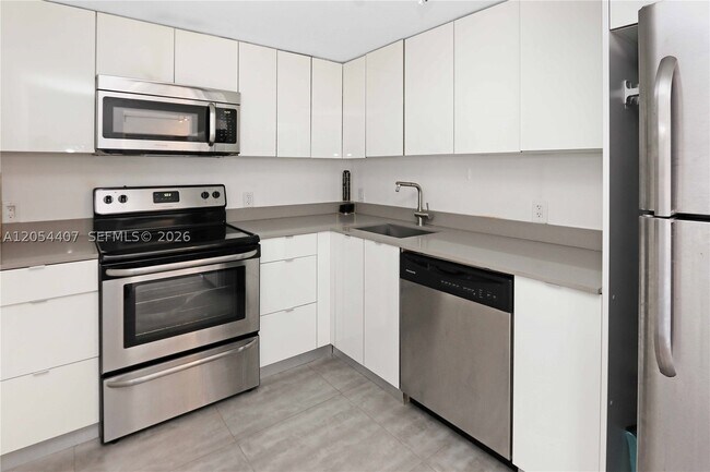 Building Photo - 1580 West Dr