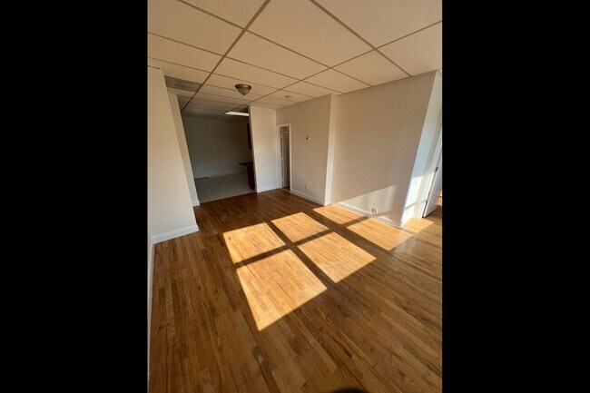 Building Photo - 308 Maple Ave