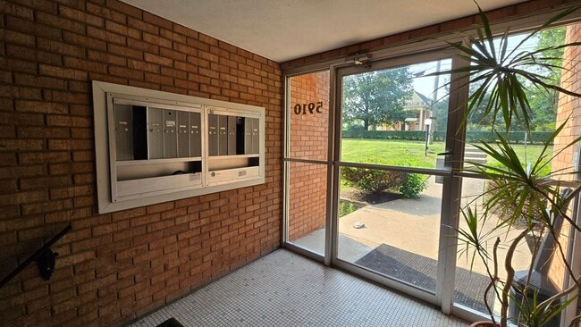 Interior Photo - 5910 Belmont Ave
