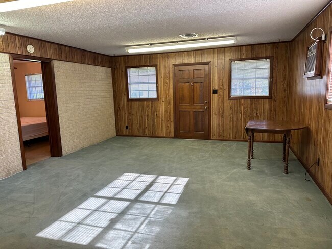 extra living area with its own entrance and parking - 510 Wilmuth St