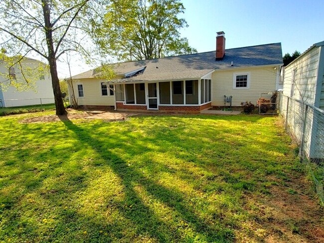 Building Photo - Charming Vintage Ranch, Den, Fireplace, Screened Porch