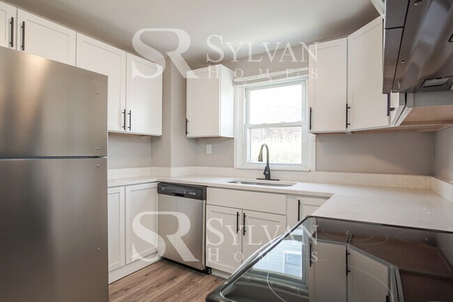 Building Photo - This home exudes a cheerful and welcoming ...