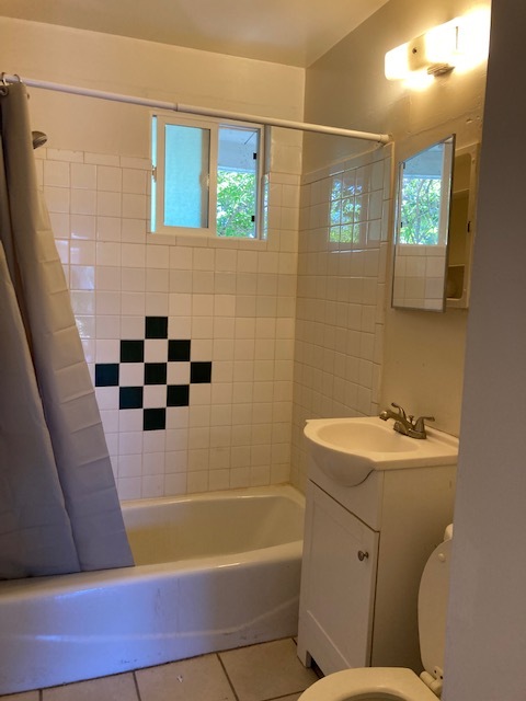 Bath room with bath tub & shower combo - 3123 Alma St