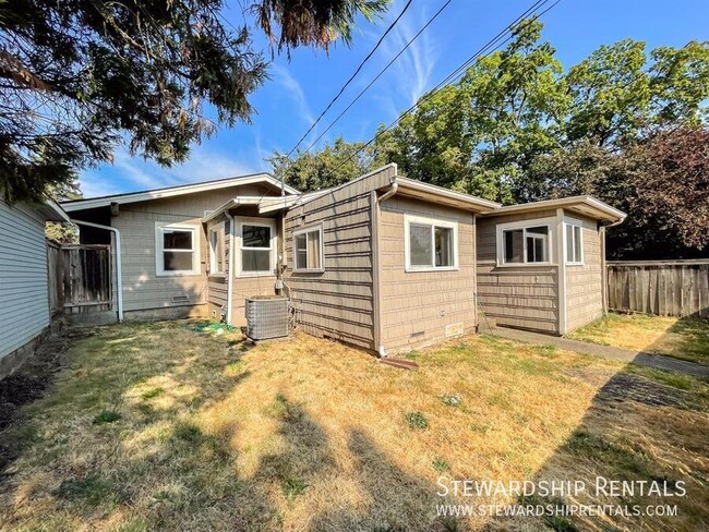 Building Photo - Vintage home close to downtown!