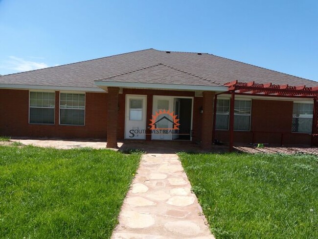 Building Photo - Beautiful 4 bedroom 3 bath brick home