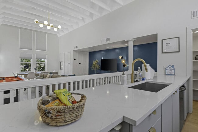 Building Photo - 909 E Camelback Rd