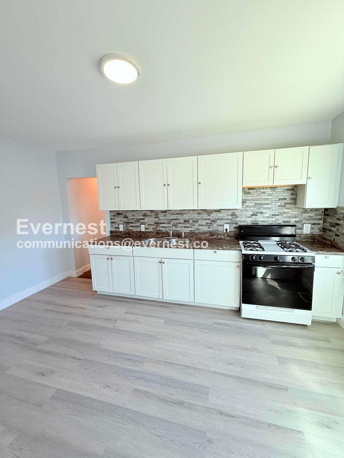 Building Photo - 2484 Woodmere St