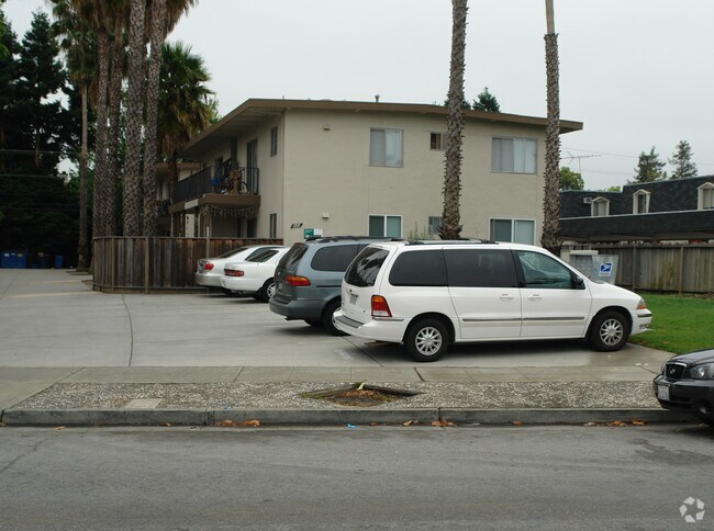 Building Photo - 940 Tamarack Ln