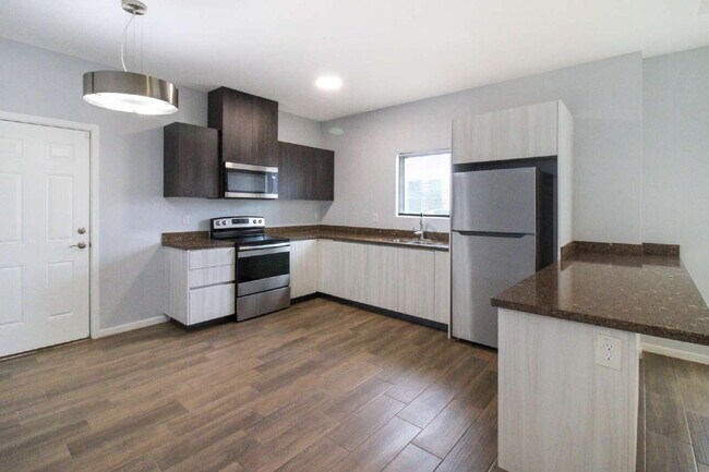 Building Photo - "Spacious 2-Bed, 2-Bath Retreat in McAllen's Prime Location!"