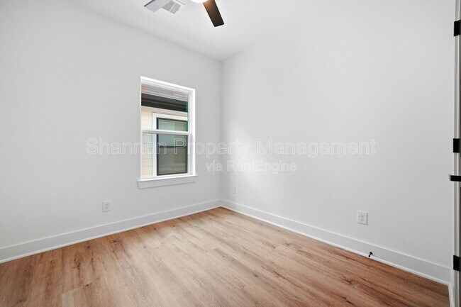 Building Photo - 2107 Esther Dr