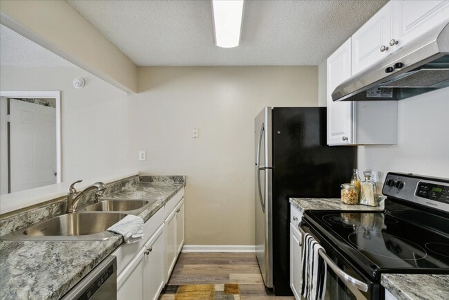 Building Photo - Updated 2 Bedroom 2 Bath Condo Near Fort Eustis and Williamsburg