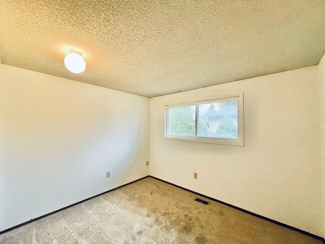 Building Photo - Tranquil House on Quiet South Delridge Street!