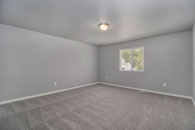 Building Photo - 5659 Claremount St