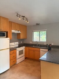 Building Photo - 407 Maple St