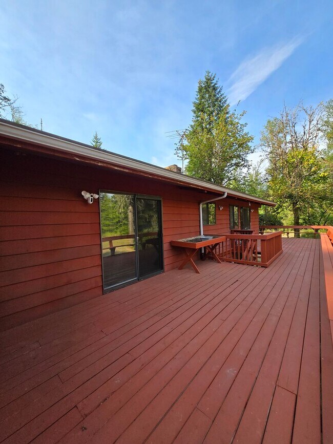 Building Photo - Riverfront Property 3 Bedroom 2 Bath in To...