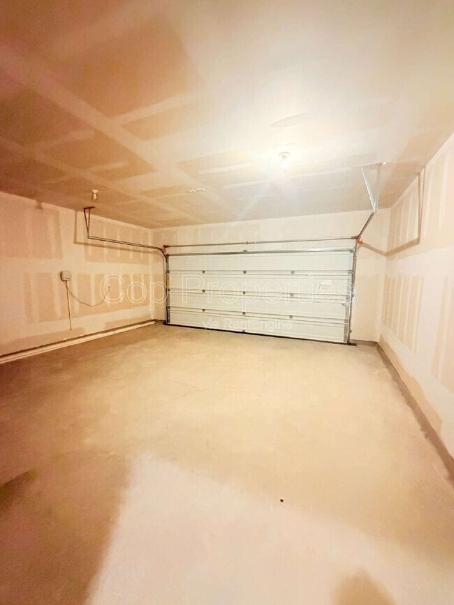 Building Photo - 10219 Pine River Dr
