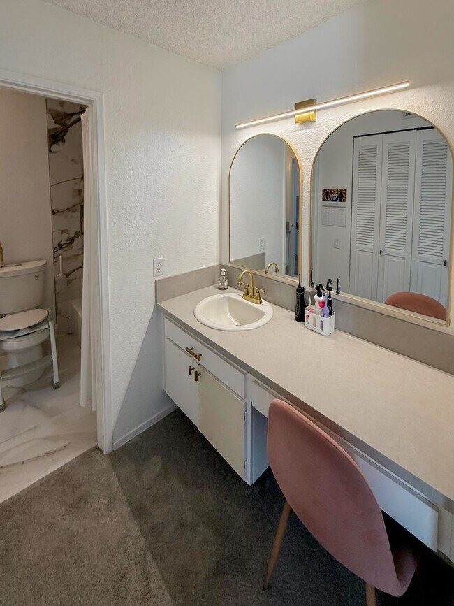 Building Photo - Renovated 3 Bedroom, 2 Bath Townhome with ...