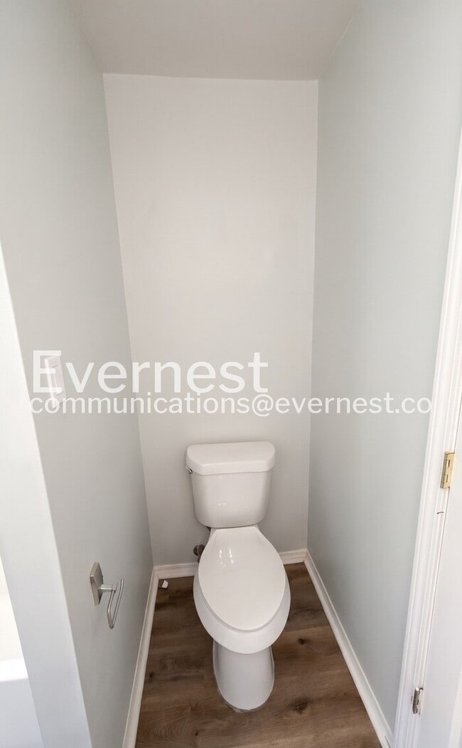 Building Photo - 735 Hillcrest Dr