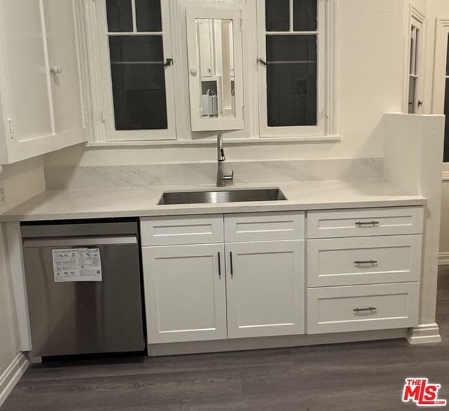 Building Photo - 328 N Sycamore Ave