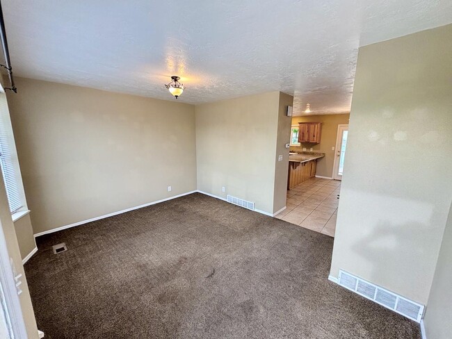Building Photo - 1652 400 E