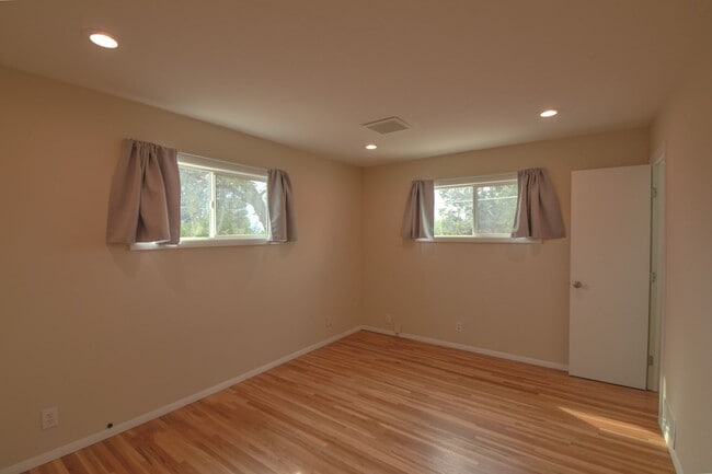 Building Photo - 9501 Arvilla Ave NE