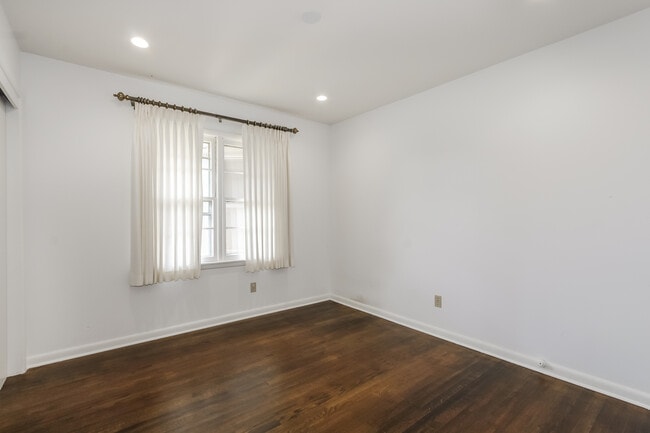 Building Photo - 1516 Sheffield Rd