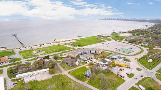 Building Photo - 709 N Bayshore Dr