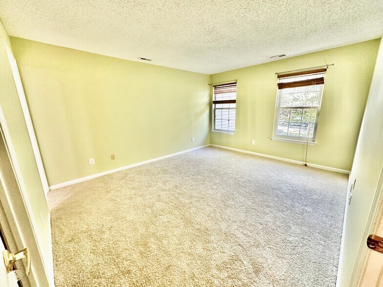 Building Photo - 203 Eagles Chase Dr